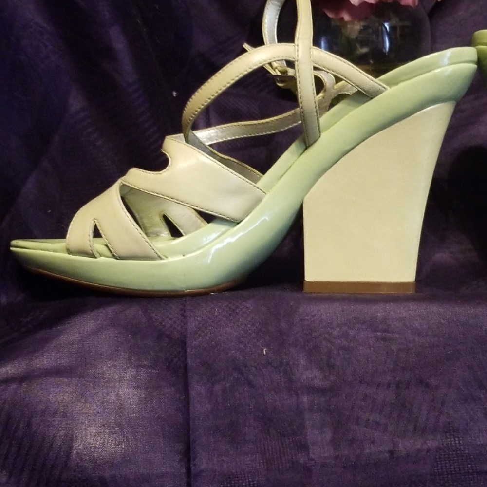Shoes: Sandals - Picture 4 of 7